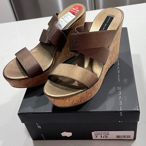 STEVEN by Steve Madden Women's Freezee Wedge Sandal Bronze size 7.5
